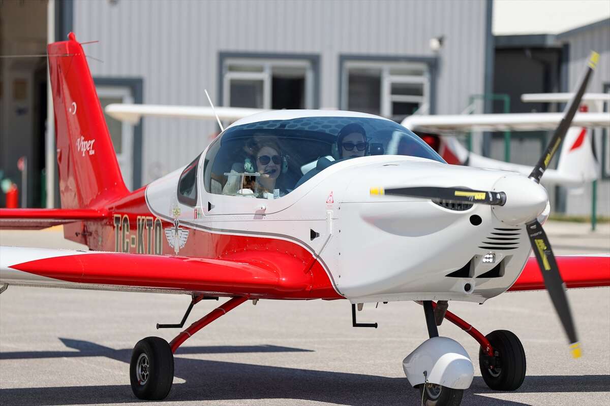 Konya’da öğretmen anne, pilot kızının mezuniyetiyle havalara uçtu 5